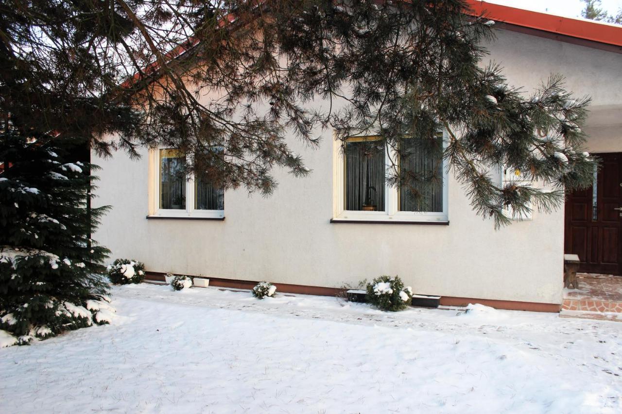 Ferienwohnung Dom Chotomow Exterior foto