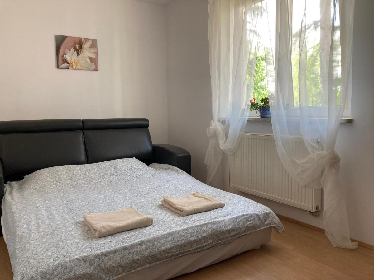 Ferienwohnung Dom Chotomow Exterior foto