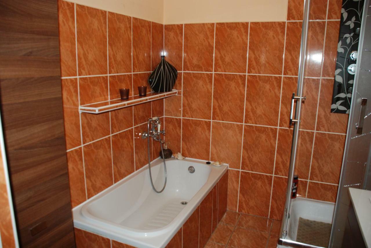 Ferienwohnung Dom Chotomow Exterior foto